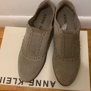 Womans suede brogue lace less style in taupe.